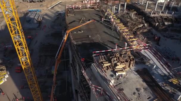 Nşaat Alanının Havalandırma Manzarasındaki Vinçlerin Yanındaki Büyük Spor Arena Binasının — Stok video