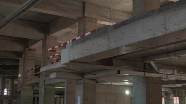 Baustelle Des Modernen Sporthallenbaus Mit Betonkorpus Und Arbeitskräften — Stockvideo