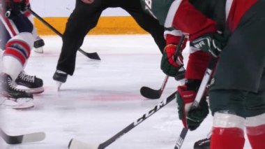 KAZAN, TATARSTAN RUSSIA - 15 Ekim 2020: Hakem hokey maçına başladı buz hokeyi topu koydu ve kalifiye oyuncular 15 Ekim 'de Kazan' da yapılan spor müsabakaları sırasında dövüştüler