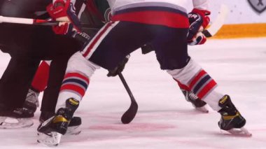 KAZAN, TATARSTAN RUSSIA - 15 Ekim 2020: Hokey takım oyuncuları 15 Ekim 'de Kazan' da düzenlenen spor müsabakaları sırasında buz pistinde hakemlerin kontrolü altında disk için mücadele ediyorlar