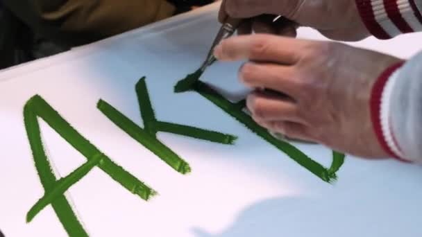 Kazan Tatarstan Russia October 2020 Man Writes Placard Green Paint — Stock Video