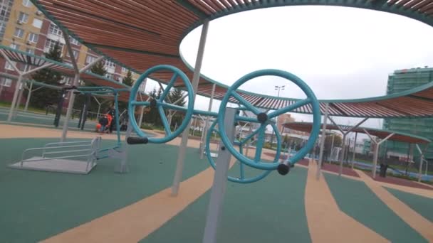 Stange Mit Metallventilen Auf Großem Leeren Spielplatz Mit Kreisförmigem Holzdach — Stockvideo