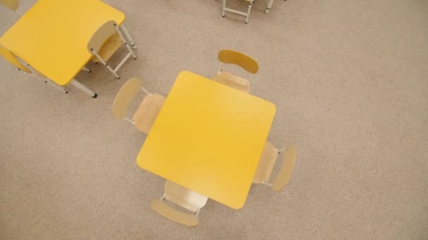 Pequenas Mesas Amarelas Vazias Com Cadeiras Sala Aula Jardim Infância — Vídeo de Stock