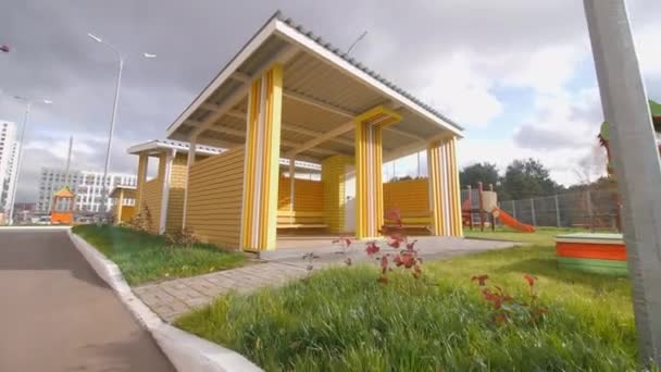 Çağdaş Anaokulunun Bahçesindeki Boş Oyun Parkında Bulutlu Gökyüzünün Altında Bençin — Stok video