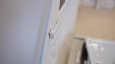 Aydınlık odada iletişim ve kullanıcı konforu için kontrol paneli çok yakın görüntüde. Teknoloji kullanımı