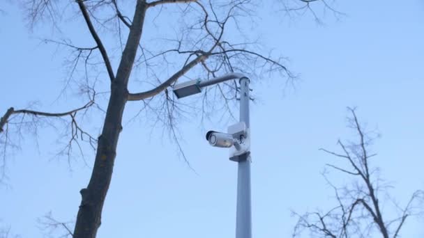 Telecamera Sorveglianza Installata Lampione Palo Sulla Strada Della Città Sotto — Video Stock