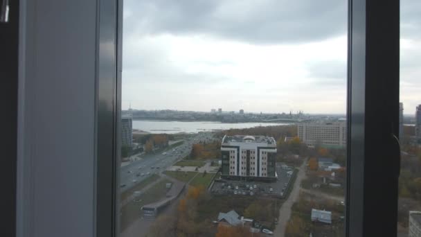 자동차를 운전하는 강기슭에 현대적 창문을 무거운 구름이 보인다 — 비디오