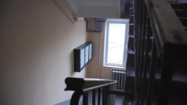 当代公寓楼楼梯间设有信箱柜及窗户的楼梯 住宅设备 — 图库视频影像