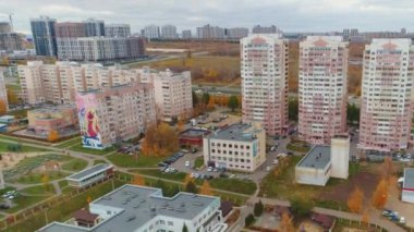 Çok katlı apartmanlar anaokulu ve çağdaş şehir bölgesindeki okul bulutlu gün kuşbakışı manzaralı.