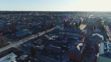 Kış sabahı kuş bakışı manzaralı banliyöde kır evleri ve çok katlı binalar. Gün doğumunda resimli şehir manzarası