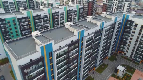 Edificios Apartamentos Gran Altura Con Fachadas Coloridas Estacionamientos Distrito Ciudad — Vídeos de Stock