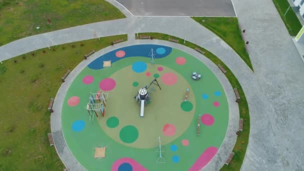 Säkra Attraktioner Färgglada Runda Lekplats För Barn Modern Park Övre — Stockvideo