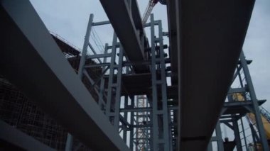 Stadyumun inşaat sahasındaki metal kirişlerden yapılmış iskelet parçaları. İnşa için hazırlanmış ögeler
