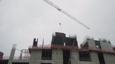 Turna nakliyesi beton plakalar ve işçiler inşaat sahasının zemin katında birleşik çekimde duruyorlar. Spor arenası oluşturma