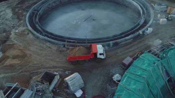 Tipper Φορτηγό Χώμα Κοντά Κύκλο Της Πισίνας Σκυροδέματος Για Την — Αρχείο Βίντεο