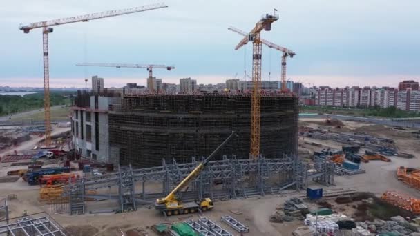 Futuro Edificio Del Estadio Con Grúas Torre Suministros Sitio Construcción — Vídeos de Stock