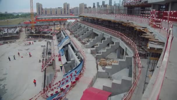 Betonböden Für Zuschauertribünen Mit Sicherheitszäunen Und Arbeiter Auf Der Stadionbaustelle — Stockvideo