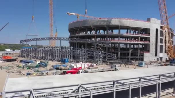 Anheben Des Großen Metallgerüstes Bei Bau Der Künftigen Sporthalle Auf — Stockvideo