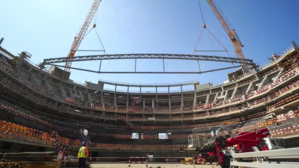 Montaż Łukowej Ramy Metalowej Dachu Stadionu Sportowego Pod Kontrolą Inżynierów — Wideo stockowe