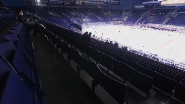 观众在空荡荡的体育场观看冰球场上的冰球队训练 体育锦标赛的筹备工作 — 图库视频影像