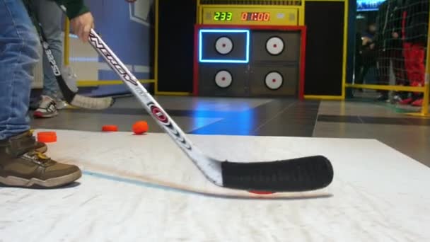 Kind Schiet Puck Met Stok Hockey Spelen Met Elektronische Machine — Stockvideo