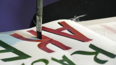 Masa başında hokey takımının oyuncularını desteklemek için ilham verici bir sloganla renkli pankart çizmek