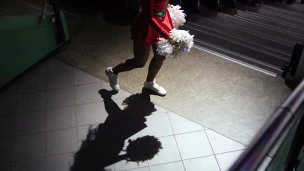 Lady Μαζορέτα Σύντομο Κόκκινο Φόρεμα Χορεύει Σκάλα Διασκεδάζοντας Θεατές Αγώνα — Αρχείο Βίντεο