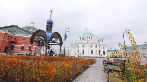 Kazan Tatarstan Rusko 2021 Kaple Zvonečky Květinovými Záhony Dvoře Ortodoxního — Stock video