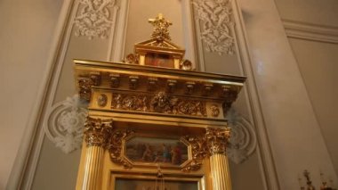 KAZAN, TATARSTAN RUSSIA - 09 Ekim 2021: Ortodoks Hıristiyan kilisesinin iç mekanında sarı metal ve ikon çerçeve dekoru. 9 Ekim 'de Kazan' da namaz kılma ve dua etme