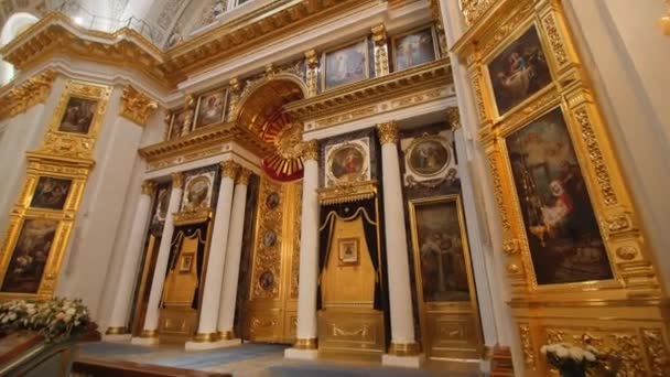 Kazan Tatarstan Russia 2021年10月9日 正統派教会のホールでキリスト教の聖人の黄金の装飾とアイコンを持つ素晴らしい祭壇 10月9日にカザンでイエス キリストを礼拝 — ストック動画