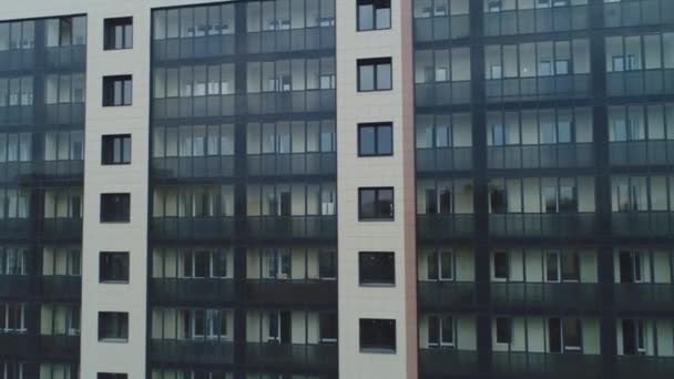Façade Verre Élégante Système Ventilation Sur Toit Immeuble Résidentiel Contemporain — Video