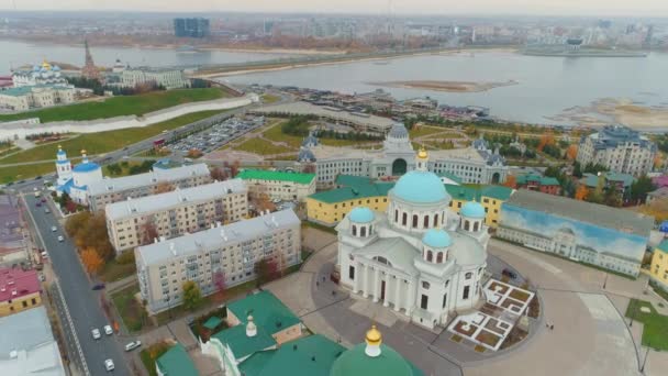 Gereja Kristen Katedral Dengan Kubah Biru Dan Bangunan Apartemen Tepi — Stok Video