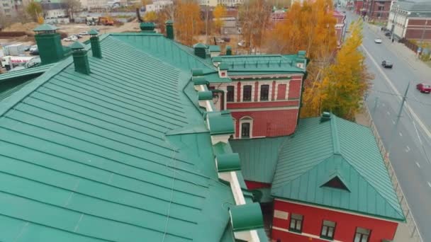 Zöld Tetős Vintage Épület Vörös Fehér Tégla Homlokzattal Utcán Őszi — Stock videók