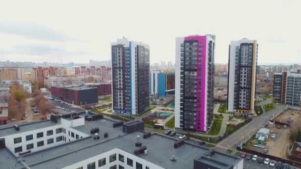 Şehirdeki Hava Manzaralı Cephelerde Renkli Süslemeleri Olan Yüksek Binalar Kentsel — Stok video