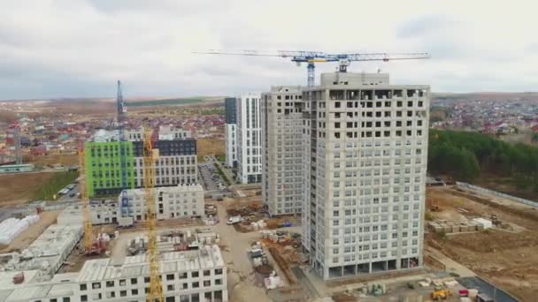 Byggarbetsplats För Moderna Flervåningshus Med Utsikt Över Stadsdelen Stadsinfrastruktur — Stockvideo