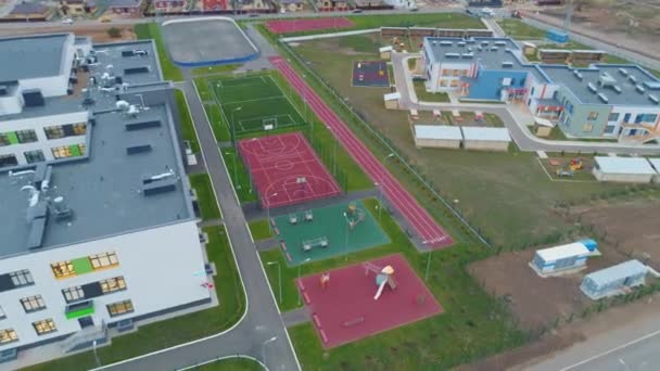 Gronden Voor Verschillende Sporten Tussen Hedendaagse School Kleuterschool Gebouwen Avond — Stockvideo