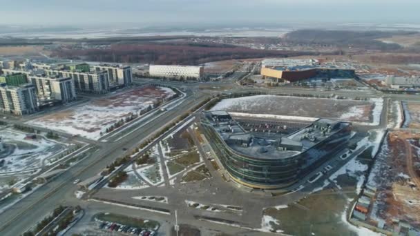 Tvaru Kancelářské Centrum Zasněžené Trávníky Blízkosti Současné Obytné Budovy Městě — Stock video