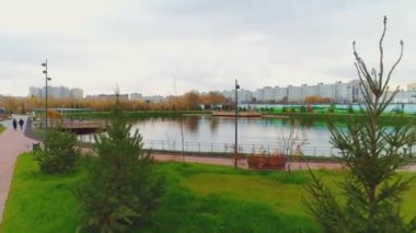 Sonbahar günü havadan bakıldığında büyük şehir parkındaki rıhtım ve rıhtım manzaralı göl. Vatandaşlar için sakin bir gölet