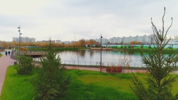 Озеро Набережной Причалами Большом Городском Парке Осенний День Воздуха Спокойный — стоковое видео