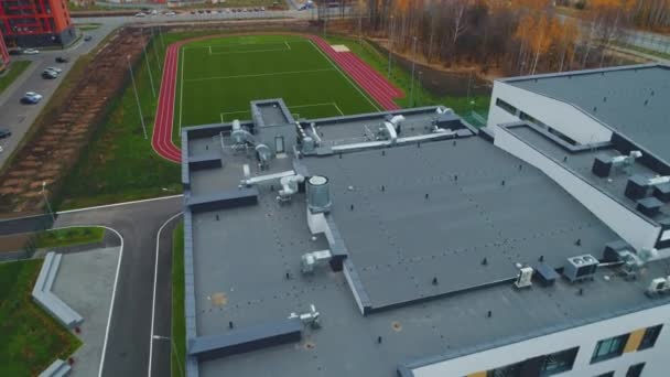 Büyük Bir Futbol Sahası Okul Binasının Yakınındaki Pistlerde Sonbaharda Kuş — Stok video