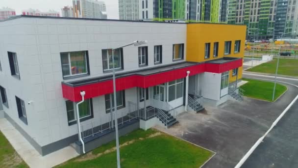 Ingresso Moderno Edificio Della Scuola Materna Con Tetto Rosso Nel — Video Stock