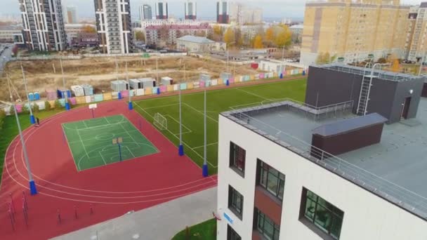 Basketball Und Fußballplätze Der Nähe Von Schulgebäuden Stadtbezirk Herbsttag Luftaufnahme — Stockvideo