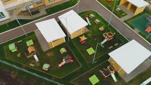 在新城区的空中景观中 有繁茂的草坪吸引人的游乐场和幼儿园的拱廊 儿童空间 — 图库视频影像