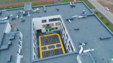 Modern okul binasının hava manzaralı bahçesinde çocuklar için yol işaretleri eğitiyorum. Eğitim ve kentsel mimari