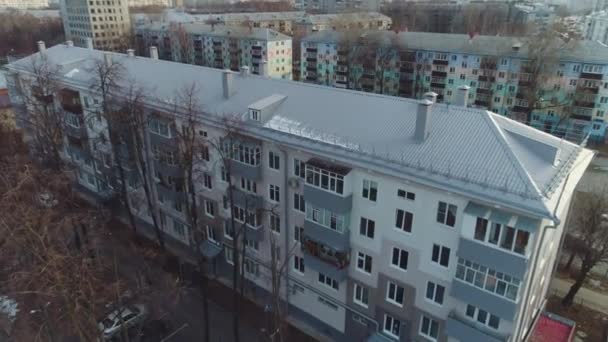 Bytový Dům Nedbalou Šedou Střechou Holými Stromy Městské Čtvrti Zimní — Stock video