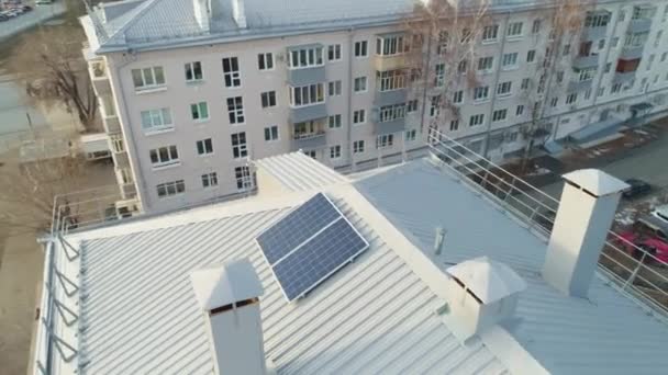 Painéis Solares Instalados Telhado Estanho Edifício Residencial Velho Vista Olho — Vídeo de Stock