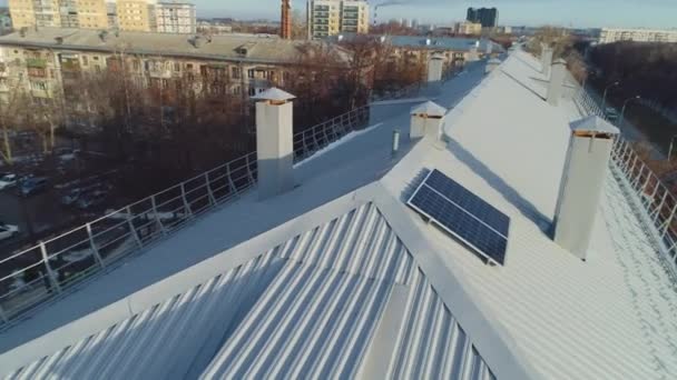 日没の空中ビューで市内地区の古いアパートの建物の屋根の上にミニ太陽光発電所 クリーンパワー — ストック動画