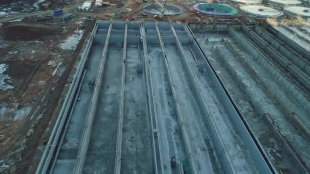 冬季航景下未来处理厂建筑工地净化水的空混凝土池 — 图库视频影像