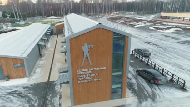 Dlouhá Výstavba Lyžařské Biatlonové Výcvikové Základny Blízkosti Lesa Pohled Ptačí — Stock video