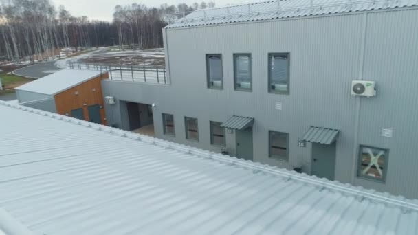 冬日鸟瞰的长方形建筑物和大型竞技场进行田径训练 滑雪者大型运动基地 — 图库视频影像
